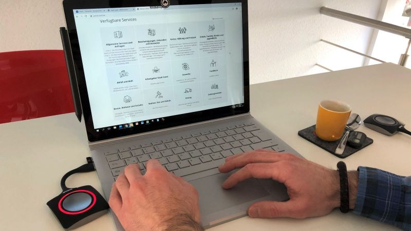 Ein Laptop, auf dem digitale Dienste dargestellt werden. 