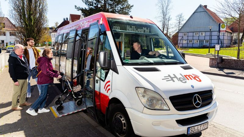 Fahrgäste, die in einen Bus einsteigen 