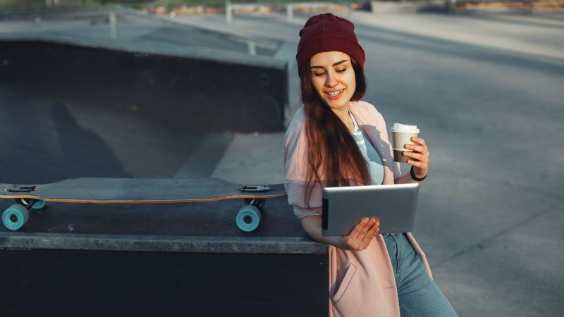 Frau mit Tablet im Skaterpark 