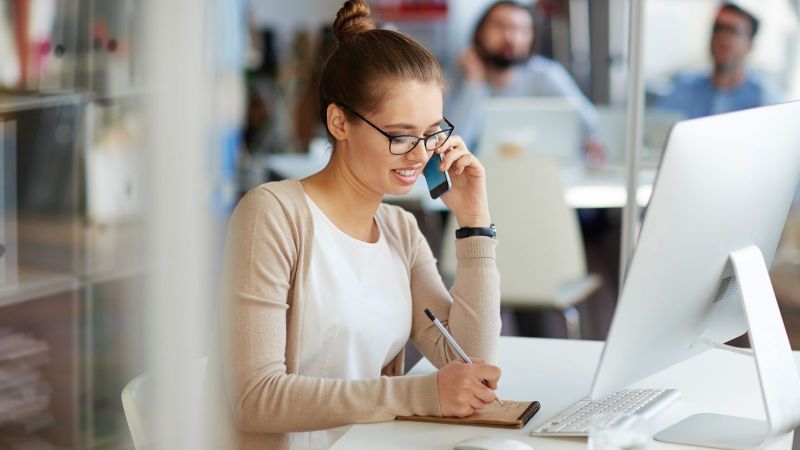 Frau die vor einem Computer sitzt 