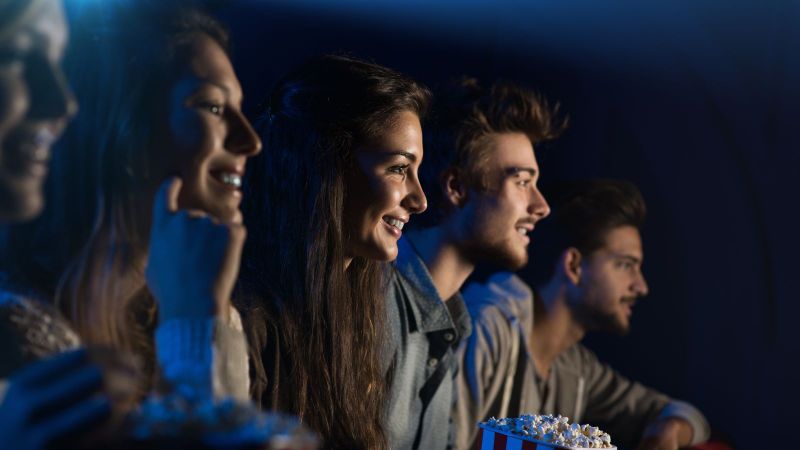 Menschen sitzen im Theater 