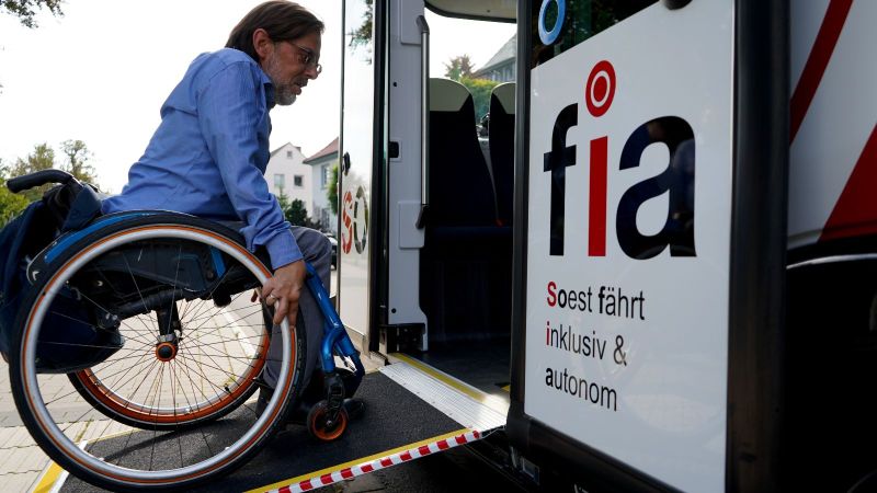 Rollstuhlfahrer steigt in Bus ein 