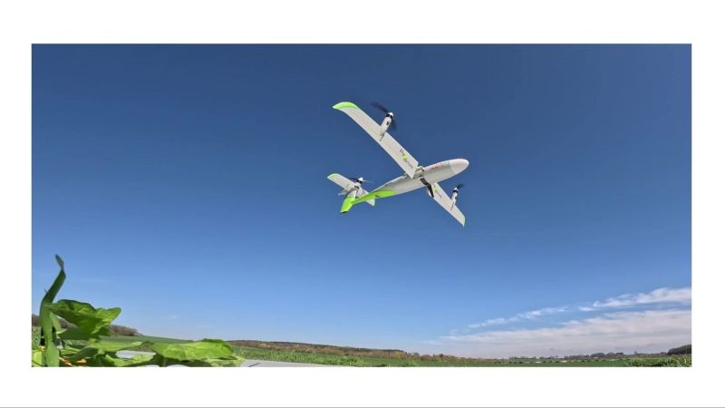 Das Bild zeigt eine fliegende Drohne im Himmel.
