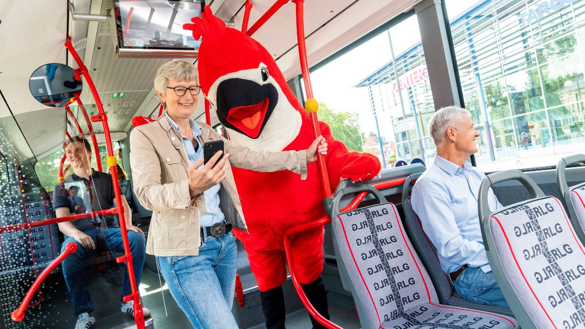 Maskottchen des Big Bird Projekt in einem Bus 