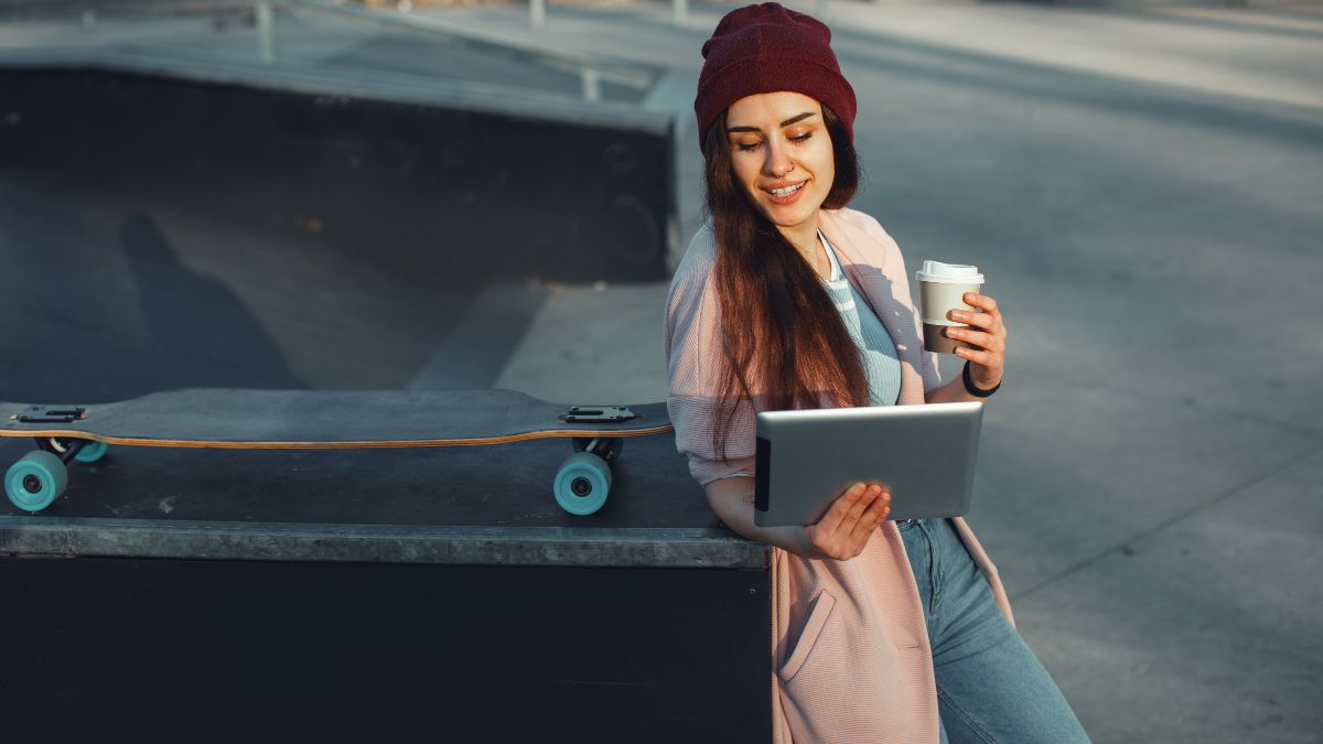 Frau mit Tablet im Skaterpark 