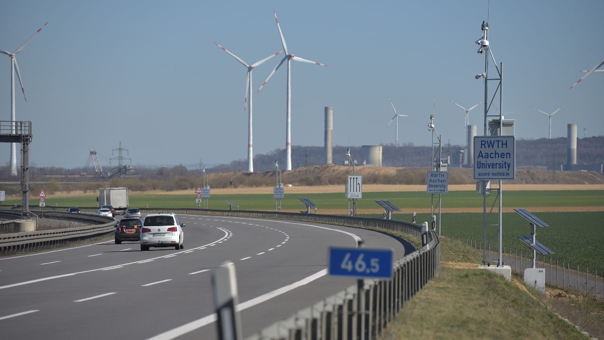  Testfeld für autonomes Fahren auf der A44 auf Höhe des Autobahnkreuzes Jackerath