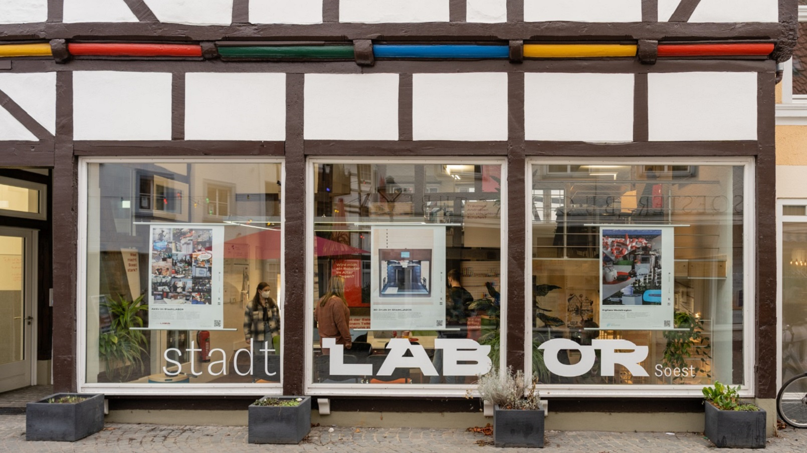 Blick auf die Fensterfront eines Fachwerkhauses, in dem das stadtLABOR Soest ist.