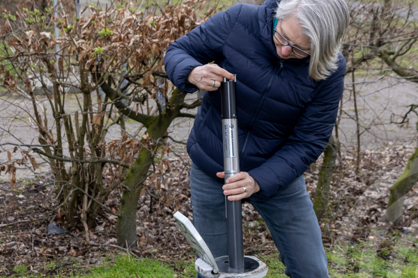 Foto von Frau an Grundwassermessstelle