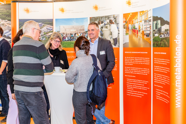 Persönlicher Austausch in der Ausstellung des BEKZ