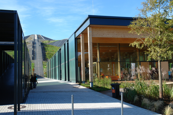 Das Bergische Energiekompetenzzentrum (rechts) und das Ausstellungs- und Bürogebäude (links) vor der Treppe zur Kegelspitze