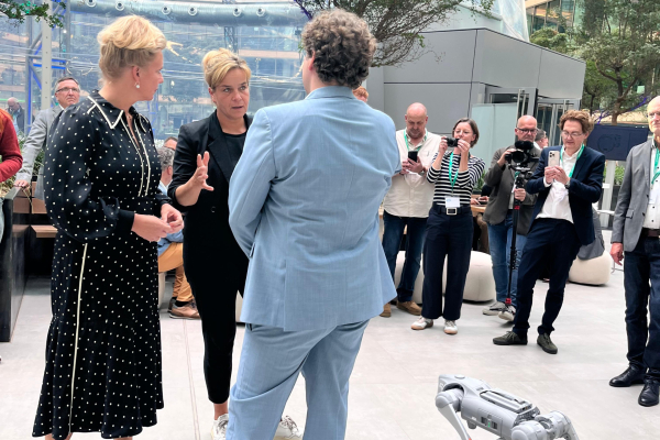 Ministerinnen mit Robohund auf dem Innovationskongress